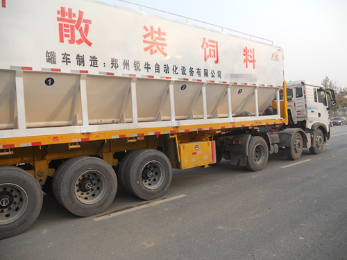 為河南客戶定做9.6米小半掛28噸散裝飼料運輸罐